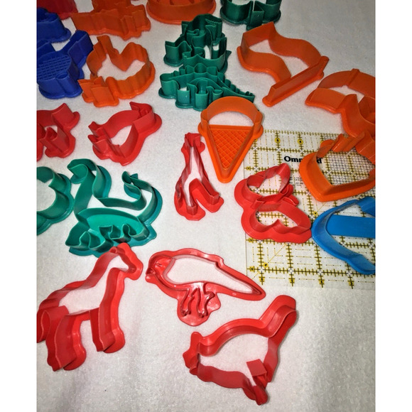 Lot of 29 Cookie Cutters Plastic Holidays Dinasour Sports Pets Animals Variety - Picture 9 of 9